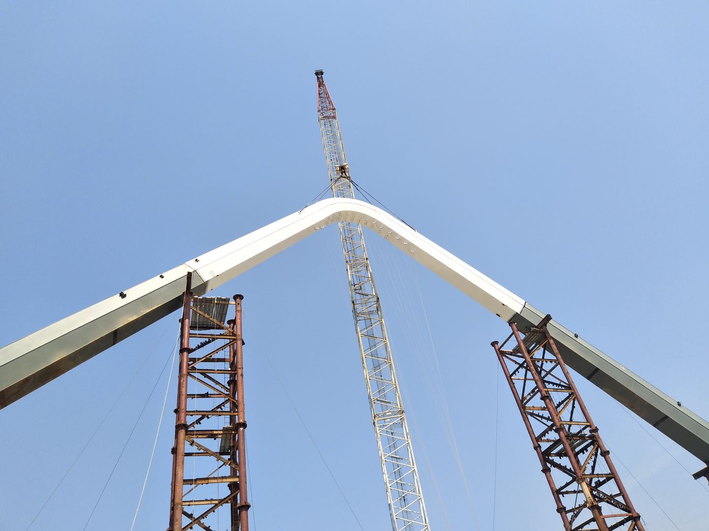 紫荊路跨龍王港河橋順利完成主拱合龍！